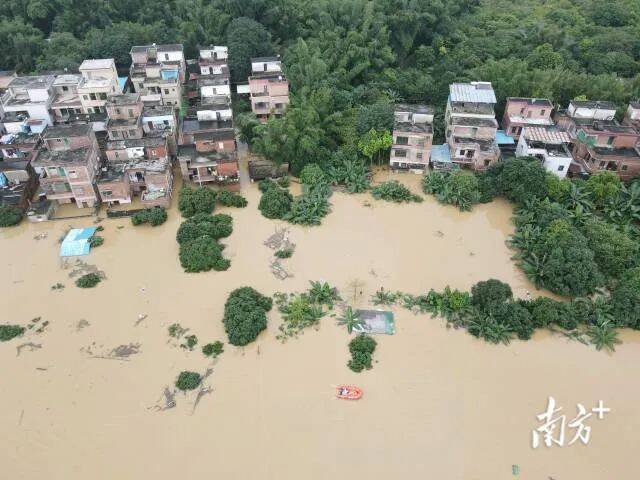 最高级别响应！广东多地迎战暴雨 这三地紧急通知：今天停课