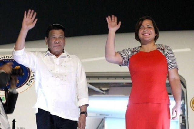 资料图：杜特尔特（左）和女儿莎拉。图片来源：菲律宾总统府