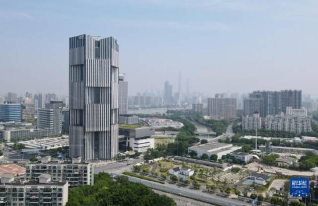 位于上海浦东新区世博园区的金砖国家新开发银行总部大楼（2022年6月17日摄，无人机照片）。新华社记者方喆摄