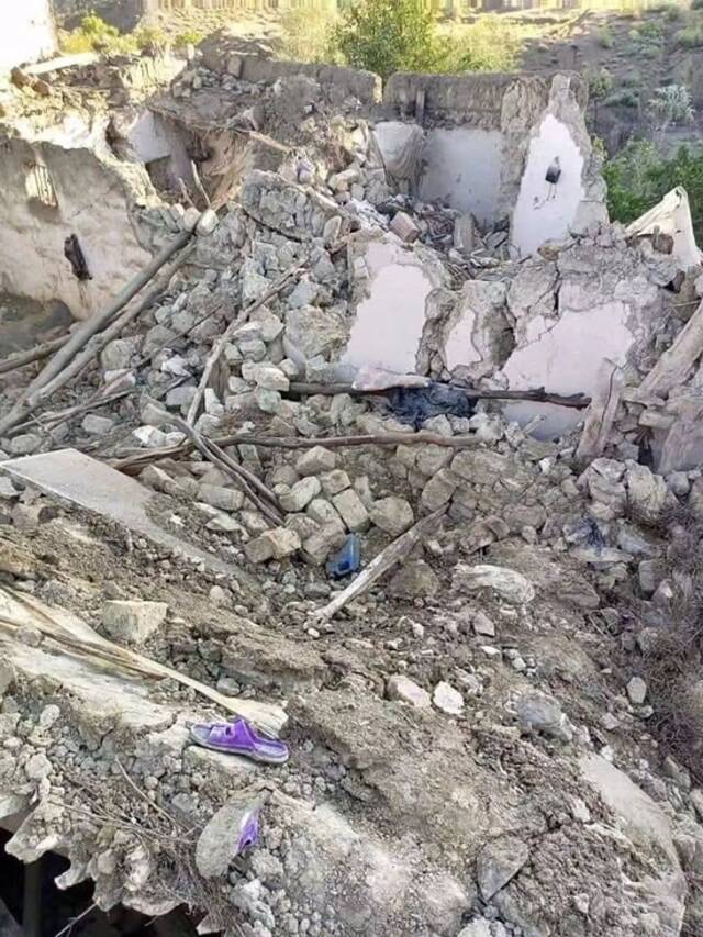 阿富汗东部地震已造成超千人死亡，震中房屋由泥浆和天然材料制成，易受破坏
