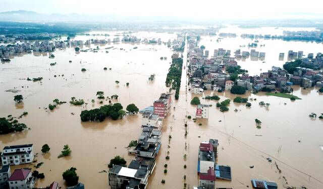 连续暴雨使江西省景德镇市乐平市多个乡镇遭受洪涝灾害。新华社记者熊家林通联
