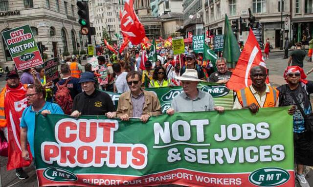 英国RMT工会成员6月18日在英国伦敦街头抗议图自英媒