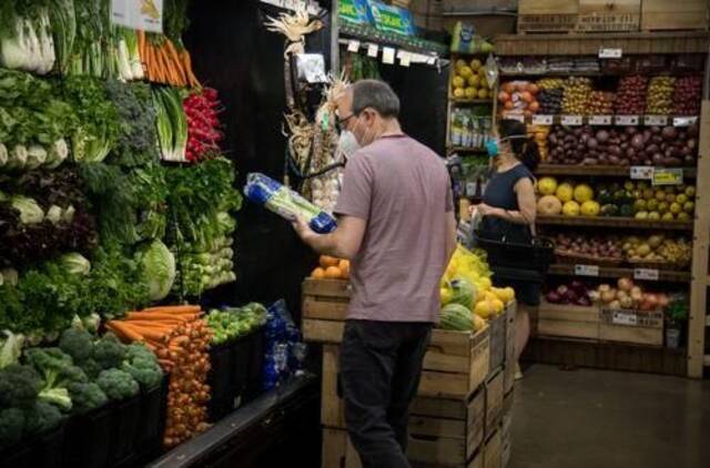 在过去的几周里，食品杂货已经成为困扰美国人的头号问题。新华社