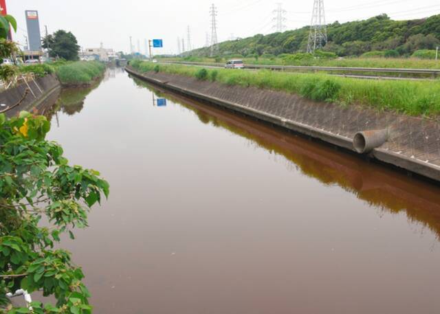 日本制铁公司附近河水赤红