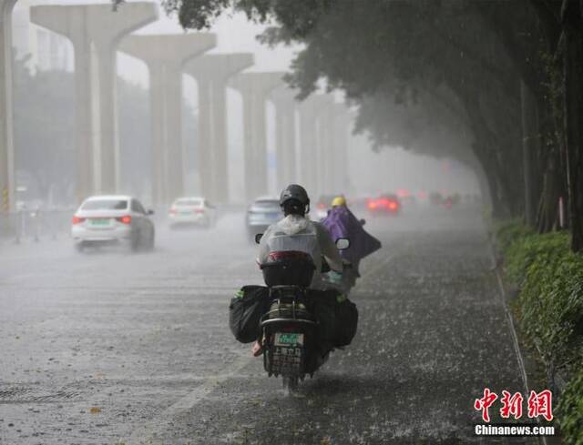 资料图：6月10日，广西柳州市遭遇持续暴雨，四处天水一片。蒙鸣明摄