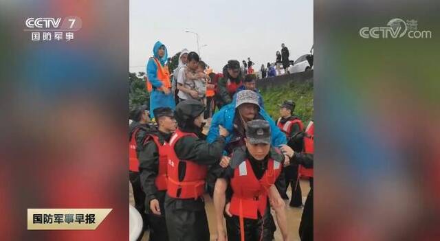 多地强降雨 驻军官兵和当地民兵携手奋战抢险一线