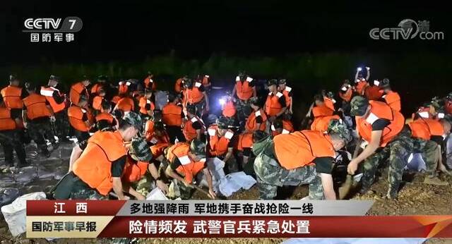 多地强降雨 驻军官兵和当地民兵携手奋战抢险一线