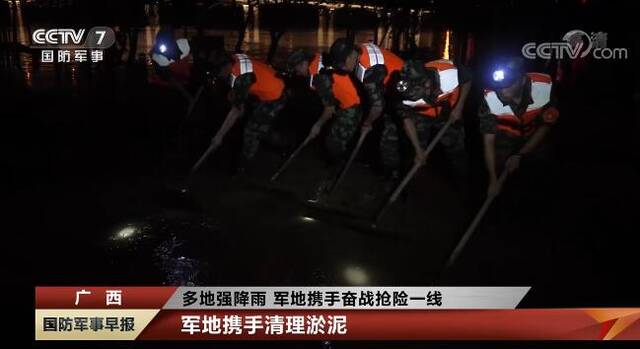 多地强降雨 驻军官兵和当地民兵携手奋战抢险一线