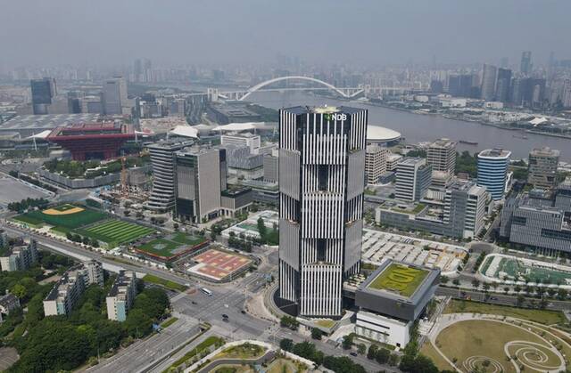 位于上海浦东新区世博园区的新开发银行总部大楼（6月17日摄，无人机照片）。