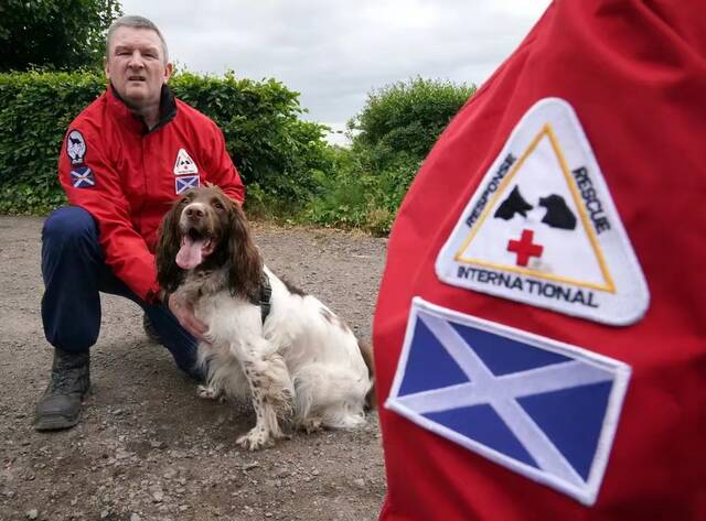 英国退伍军人约翰·米斯凯利和他的狗搭档