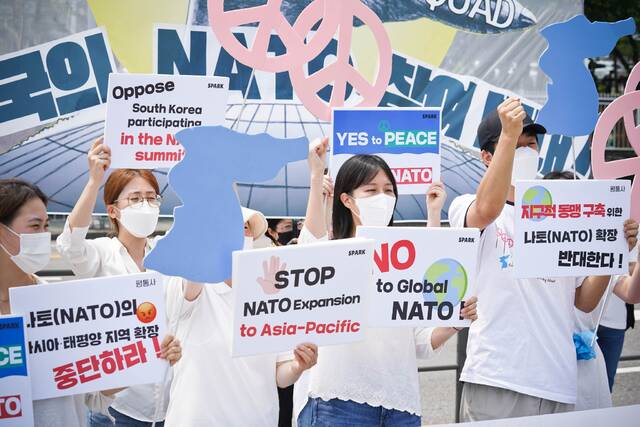 6月22日，韩国民众举行集会，抗议尹锡悦出席北约峰会。