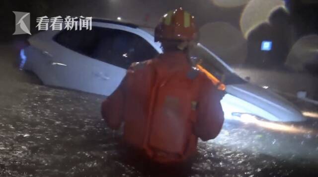 视频｜重庆暴雨5车被淹8人被困 消防深夜蹚水砸窗救人