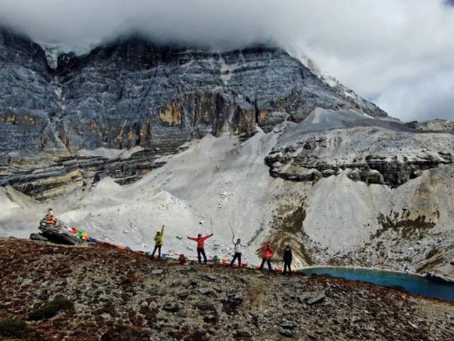 2020年10月，四川甘孜藏族自治州稻城县亚丁风景区五色海山脊，海拔4700米。摄影/闫皓白