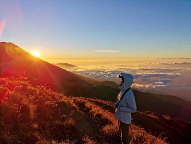  2019年7月，印度尼西亚林贾尼火山2天1夜露营，凌晨3点起床冲顶火山口，海拔3200米。摄影/闫皓白