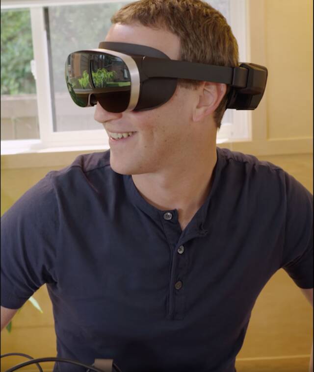 扎克伯格展示 VR原型机｜Facebook