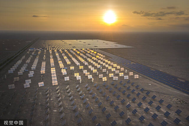 中国新疆维吾尔自治区太阳能发电场，资料图