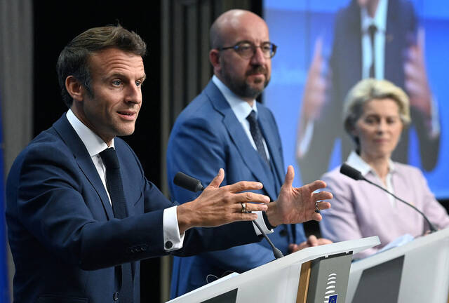 当地时间23日，法国总统马克龙与欧洲理事会主席米歇尔（右）和欧盟委员会主席冯德莱恩（中）一起举行新闻发布会。图自美媒