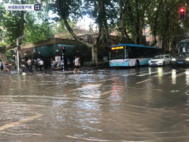 江苏多地暴雨来袭 13市409个乡镇(街道)降水量超50mm