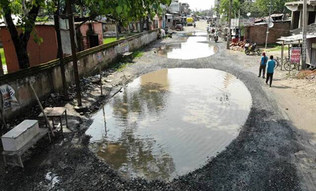 印度学者晒满是大坑的国道公路，自嘲：印度公路自带泳池，中国能吗？