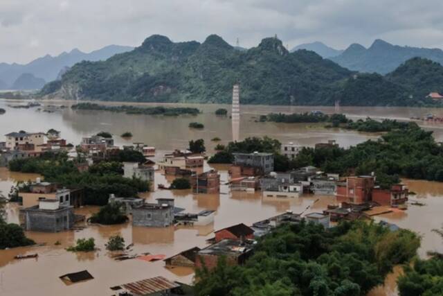 6月22日，广东省清远市英德市市区北江洪峰过境，临近北江低洼处房屋被水浸泡。