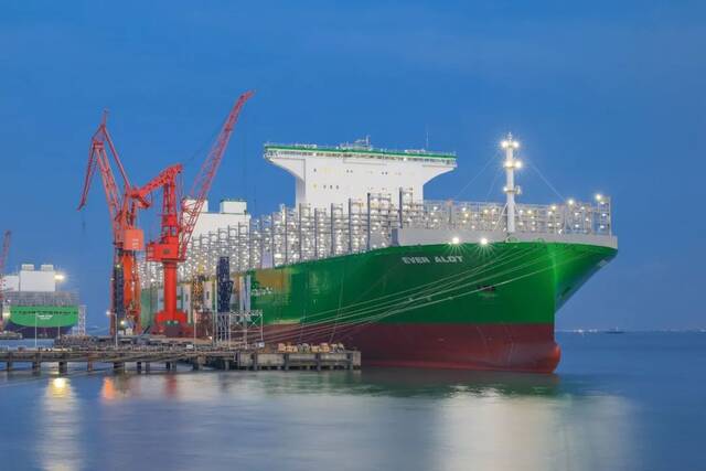 中国首艘全球最大超大型集装箱船在沪交付