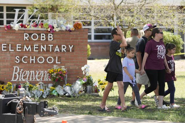 当地时间5月24日，美国得州一所小学发生枪击案，造成21人死亡，其中包括19名儿童。图为民众前往现场献花悼念枪击案遇难者。图/IC photo