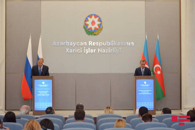 拉夫罗夫与巴伊拉莫夫会谈后举行新闻发布会图自阿塞拜疆新闻社
