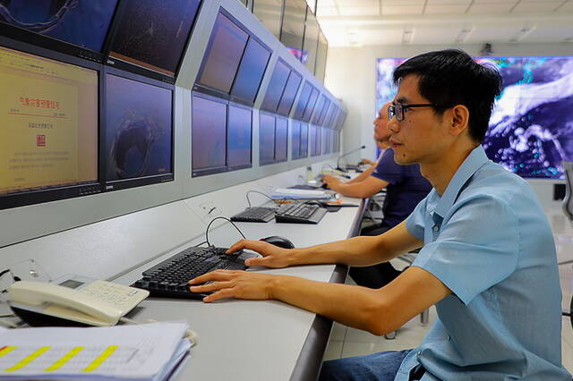 6月20日，安阳市气象局工作人员正在准备发布高温预警。（麻翛然摄）