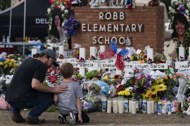 美国得克萨斯州罗伯小学发生枪击案后，当地民众在现场悼念。（资料图）
