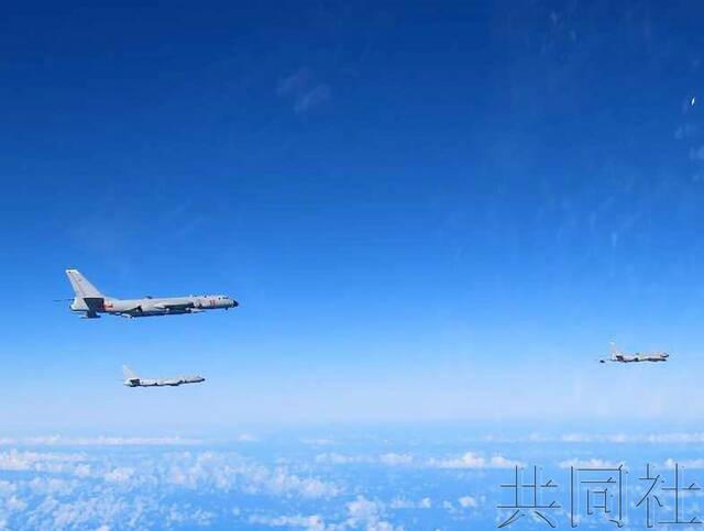 图为飞过冲绳的中国军方3架H-6轰炸机。摄于6月23日，日本防卫省统合幕僚监部供图。（图自日本共同社）