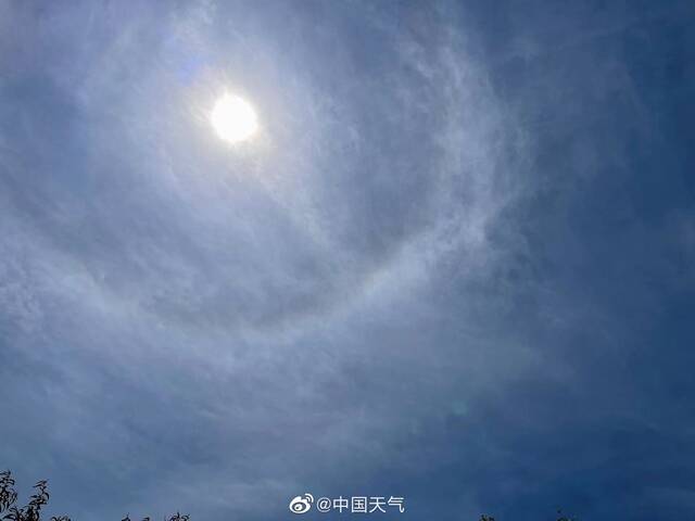 北京上空出现巨大日晕