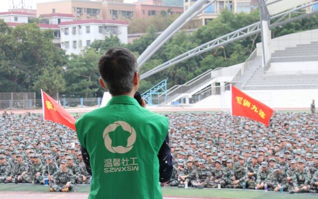 2019年，深圳市温馨社工服务中心走进校园，开展毒品预防宣传教育活动。石柱为学生讲解毒品知识。受访者供图