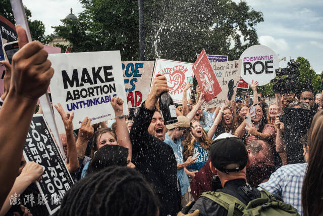 当地时间6月24日，美国华盛顿特区，最高法院宣布推翻罗伊诉韦德案的裁决后，反堕胎示威者庆祝。图自澎湃影像