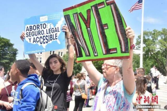 资料图：数百名抗议者聚集在位于华盛顿的美国联邦最高法院门前，抗议美国多个州通过的禁止堕胎法令。