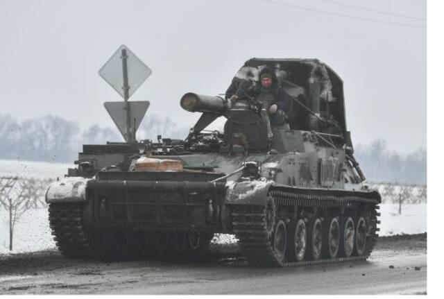 俄军“郁金香”迫击炮在俄乌边境行进（俄罗斯卫星社）