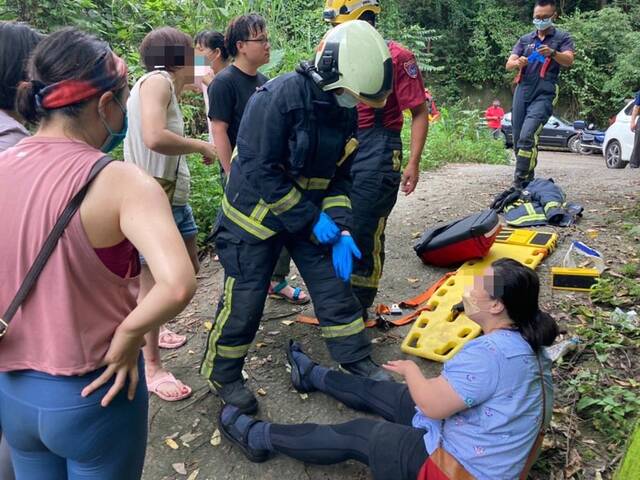 台媒：新竹两女子开车飞落60米深山谷 “奇迹 只受轻伤”