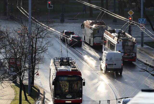 2021年10月16日，电车在立陶宛维尔纽斯街上行驶。新华社记者薛东梅摄
