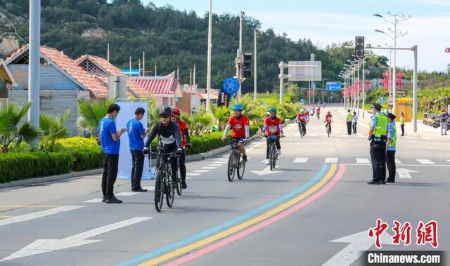 海峡两岸近500名骑行爱好者共享骑游盛宴。林春盛摄