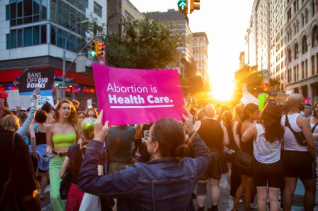 6月24日，堕胎权支持者在美国纽约街头抗议。图片来源：新华社发郭克摄