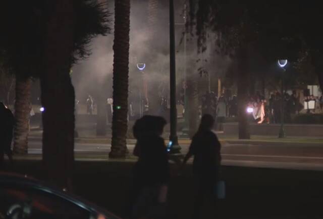 警方喷催泪瓦斯驱赶抗议者图片来源：视频截图（海外网）