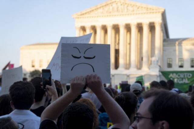 6月24日，堕胎权支持者在美国首都华盛顿的联邦最高法院外抗议。图片来源：新华社记者刘杰摄