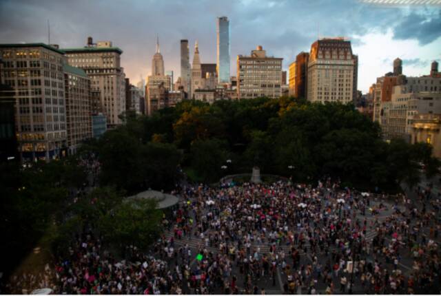 6月24日，堕胎权支持者在美国纽约联合广场抗议。图片来源：新华社发郭克摄