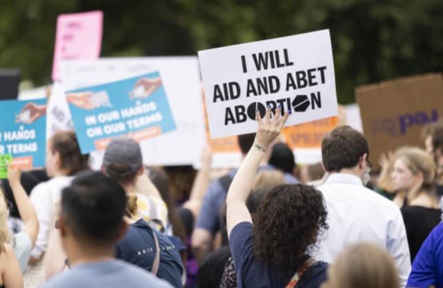 6月24日，堕胎权支持者在美国首都华盛顿的联邦最高法院外抗议。图片来源：新华社发亚伦摄