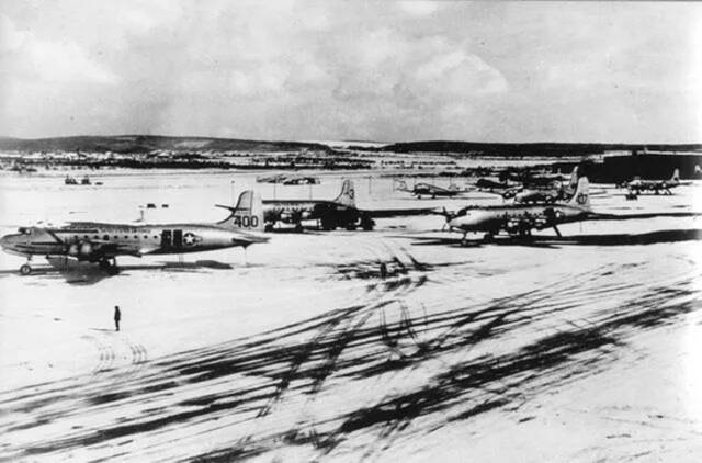 1948年至1949年之冬，柏林空运期间，C-54运输机在威斯巴登空军基地的雪地中