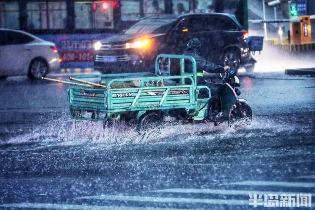 青岛暴雨部分城区积水齐腰 汽车漂在水中 青岛北站：大部分列车晚点 恢复时间尚不明确
