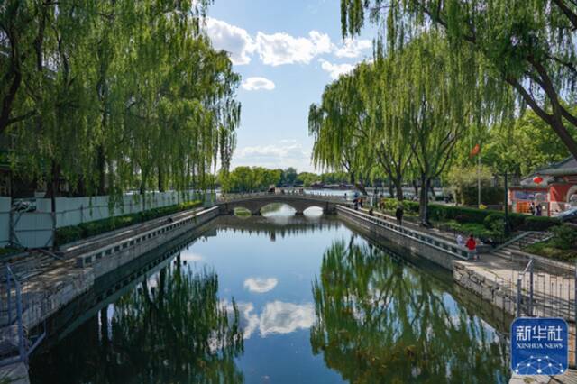 从万宁桥上看什刹海风景区（5月14日摄）。新华社记者陈钟昊摄