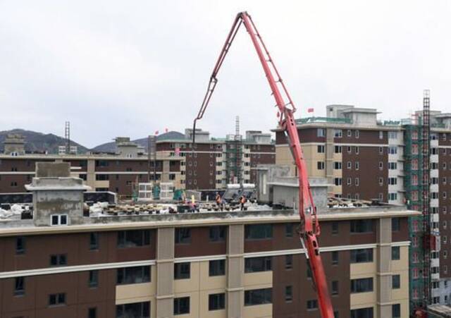 建设者在北京市海淀区西北旺镇的共有产权住房永靓家园施工现场作业。（2020年3月26日摄）新华社记者任超摄