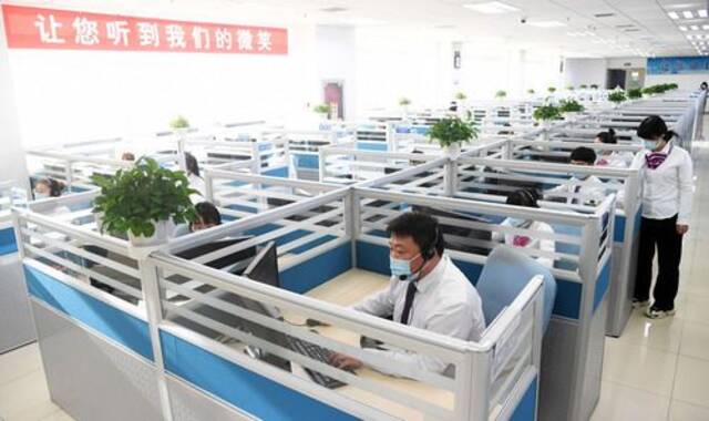 工作人员在位于北京亦庄的北京12345市民热线服务中心工作（2020年12月31日摄）。新华社记者任超摄