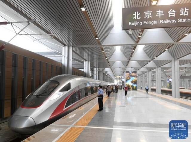  6月20日，G601次复兴号列车从北京丰台站开出。新华社记者张晨霖摄