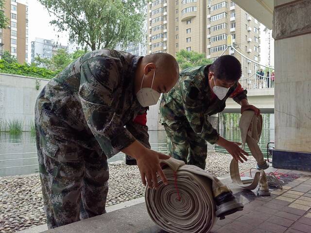 应对强降雨 北京地铁周一早高峰将延长一小时